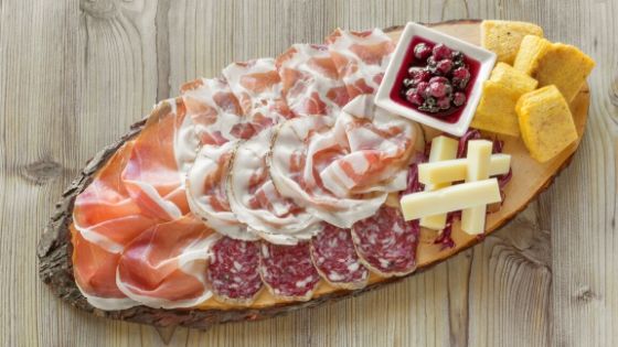 Immagine di un tagliere di salumi e formaggi