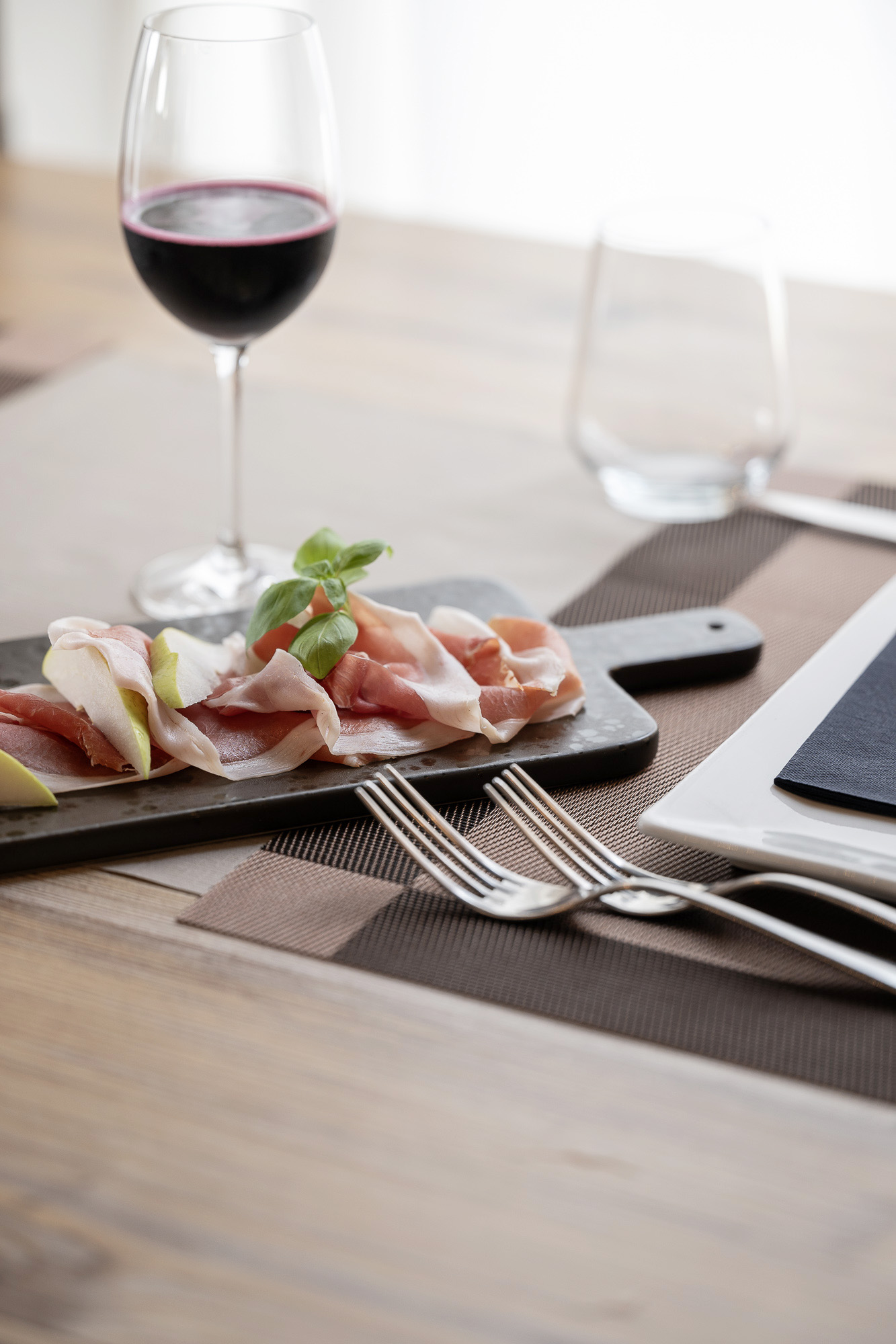 Brado, Prosciutto Crudo Bio: l'essenza della libertà affinata nel tempo CRUDO SU TAGLIERE IN PIETRA