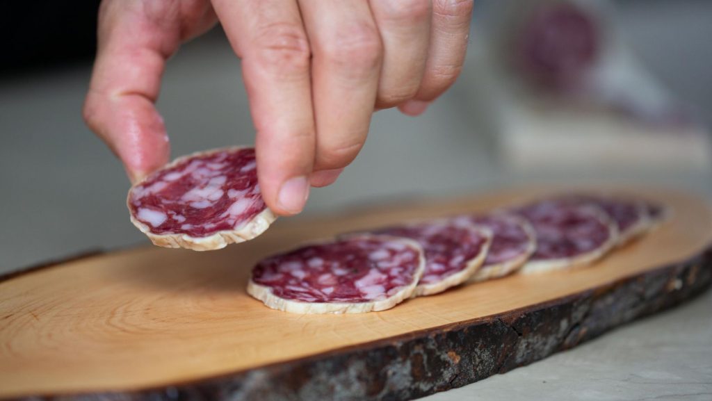 TAGLIO A MANO DEL SALAME