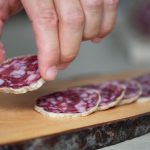 TAGLIO A MANO DEL SALAME