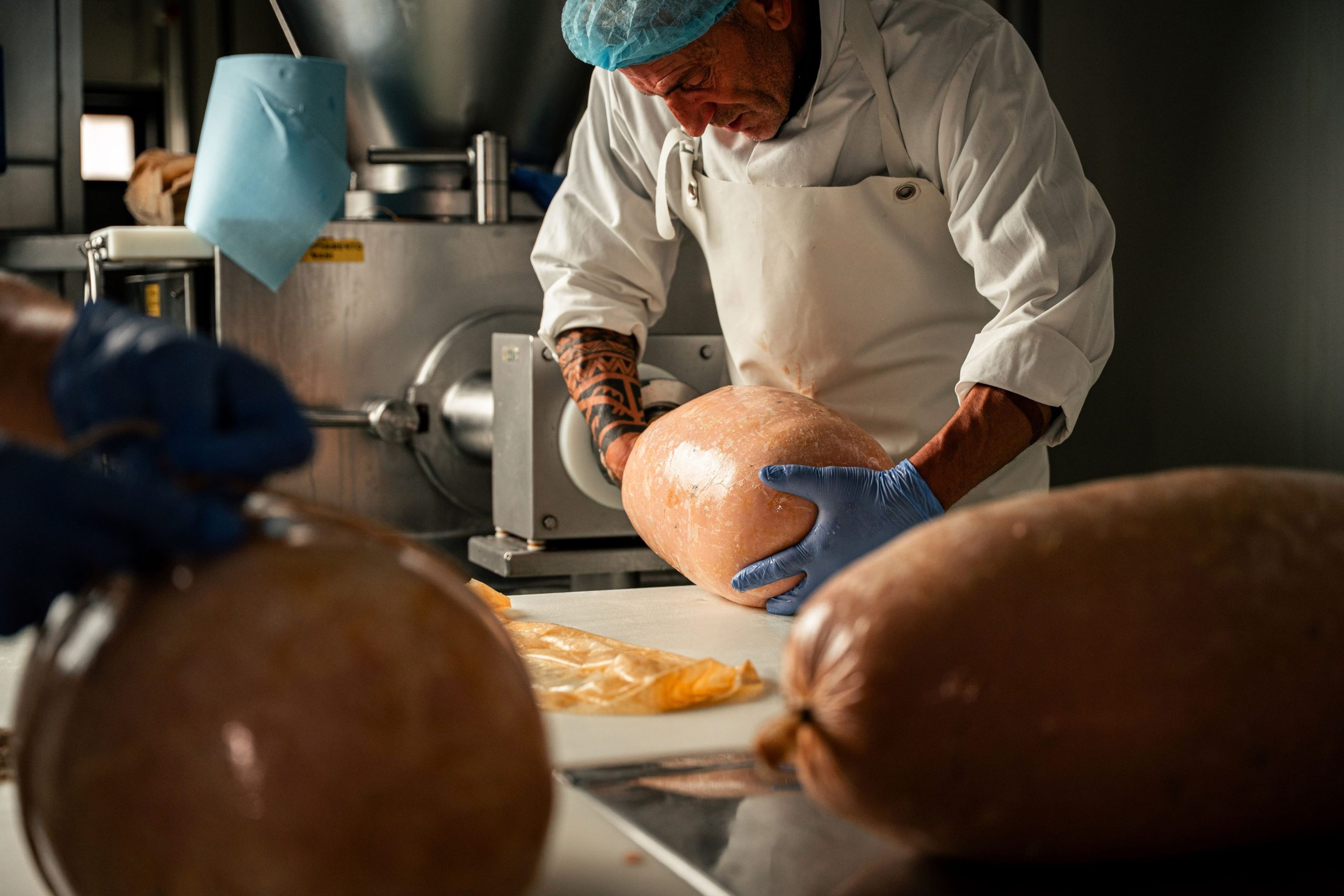 Norcino durante la lavorazione artigianale di salumi italiani di qualità
