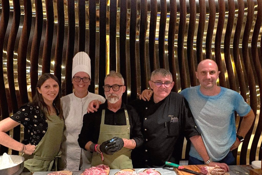 Salumificio Pedrazzoli celebra i 60 anni di Da Vittorio Lo staff di Salumificio Pedrazzoli durante la 10ª edizione de Gli Artisti dello Street Food a La Cantalupa, Brusaporto.