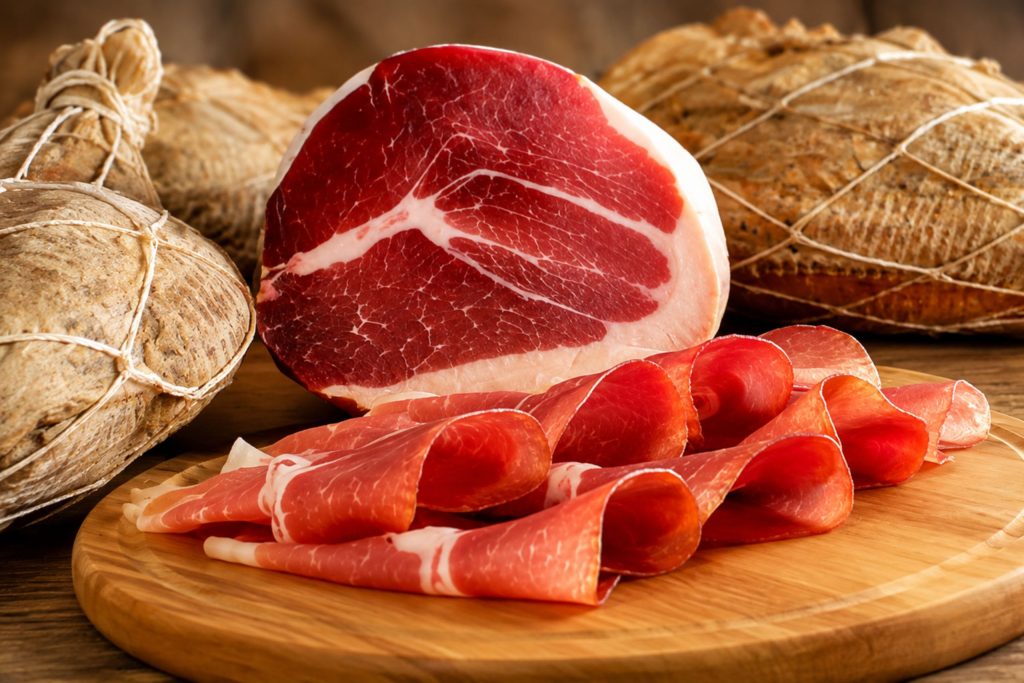 Prosciutto crudo, culatello, culaccia e fiocco: quali sono le differenze? culaccia o culatta affettata su tagliere