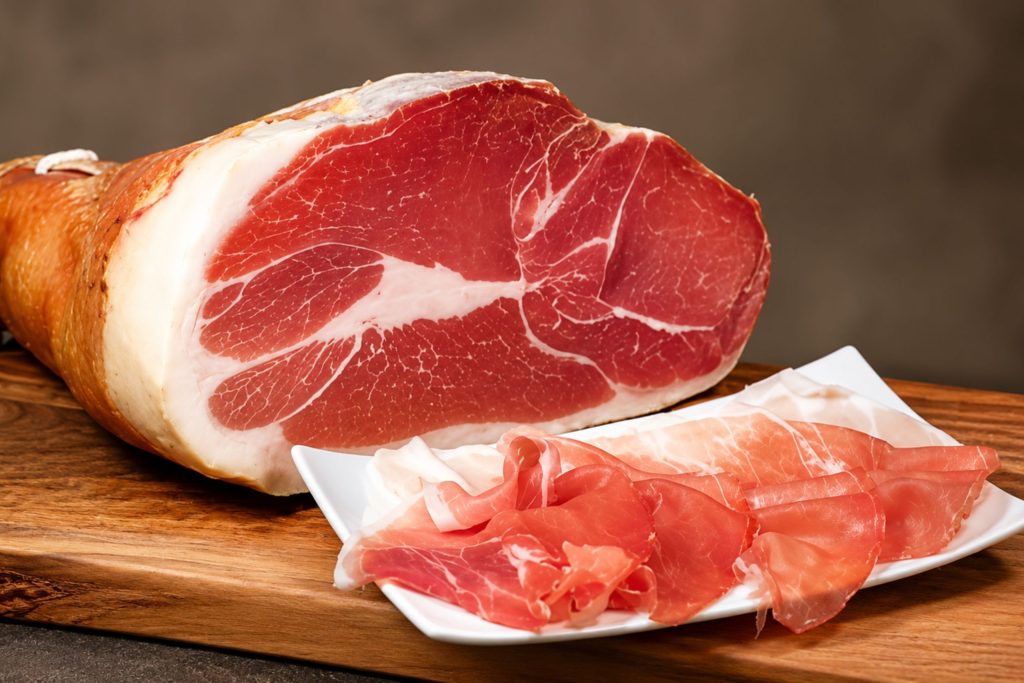 Prosciutto crudo, culatello, culaccia e fiocco: quali sono le differenze? prosciutto crudo stagionato